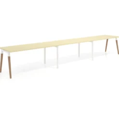 Mesa de oficina en continuidad Arki triple, patas de madera, fondo 80cm