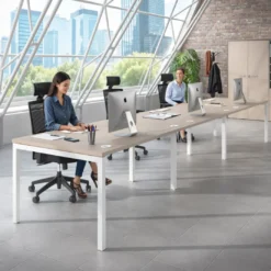 Mesa de oficina en continuidad progresiva triple Kube, fondo 100cm, estructura blanca