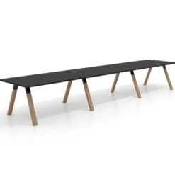 Mesa de oficina progresiva UvePro triple, fondo 100cm, estructura negra, patas de madera