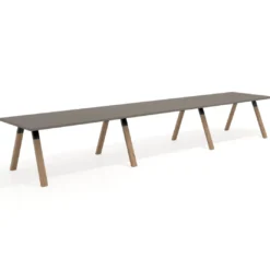 Mesa de oficina progresiva UvePro triple, fondo 100cm, estructura negra, patas de madera
