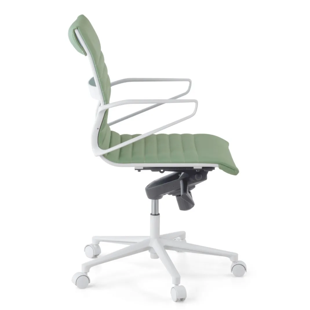 Sillón oficina Diseño Forli, estructura blanca, respaldo bajo, ecopiel