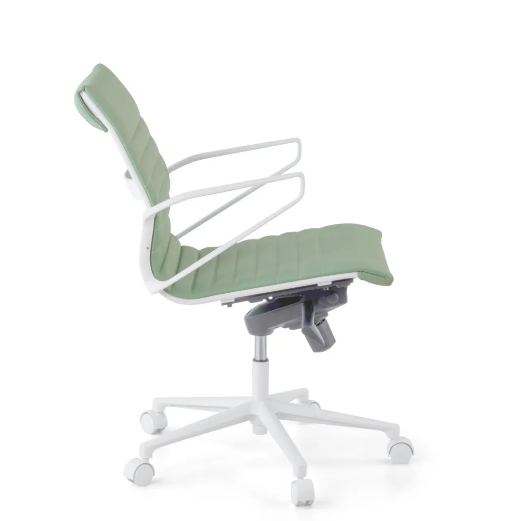 Sillón oficina Diseño Forli, estructura blanca, respaldo bajo, ecopiel