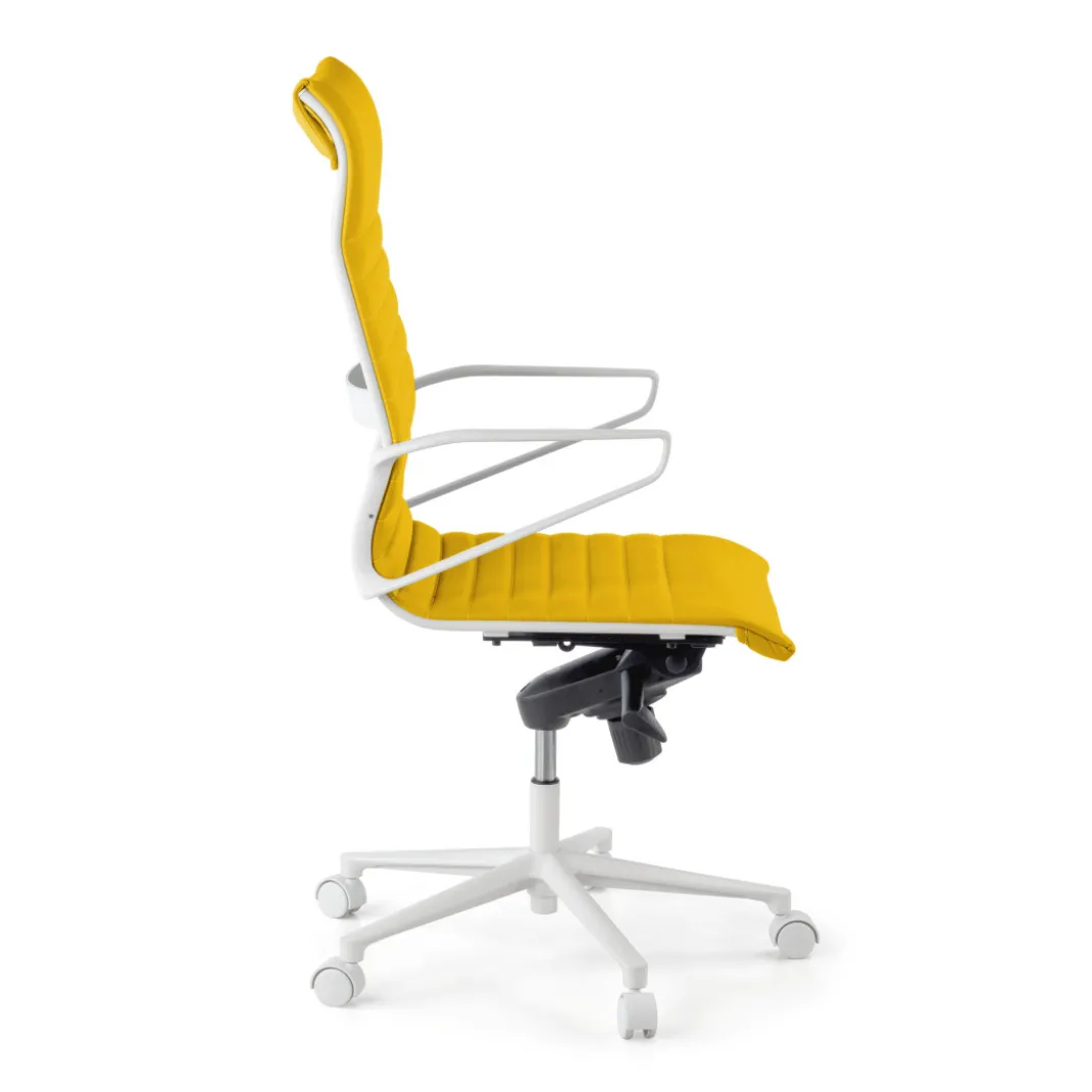 Sillón oficina Diseño Forli, estructura blanca, respaldo alto, ecopiel